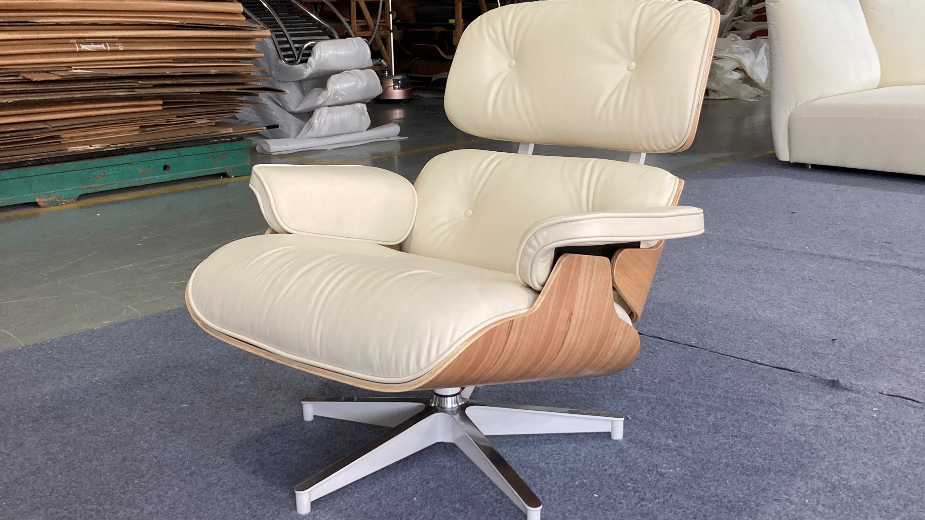 如何选择专业的伊姆斯躺椅制造商：一份来自行业26年的经验分享