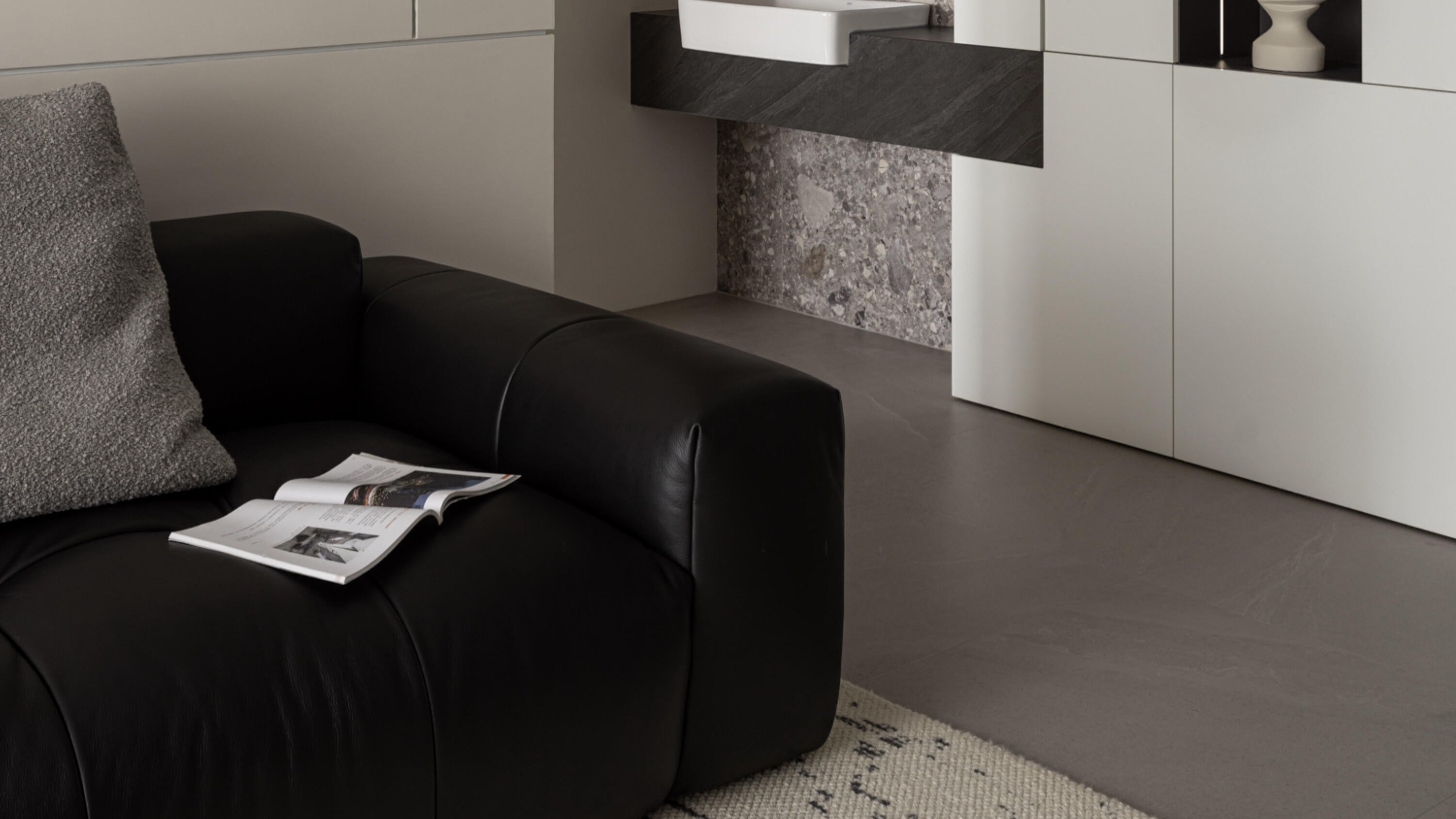 全真皮沙发 vs. 布艺沙发：深度解析您的理想之选