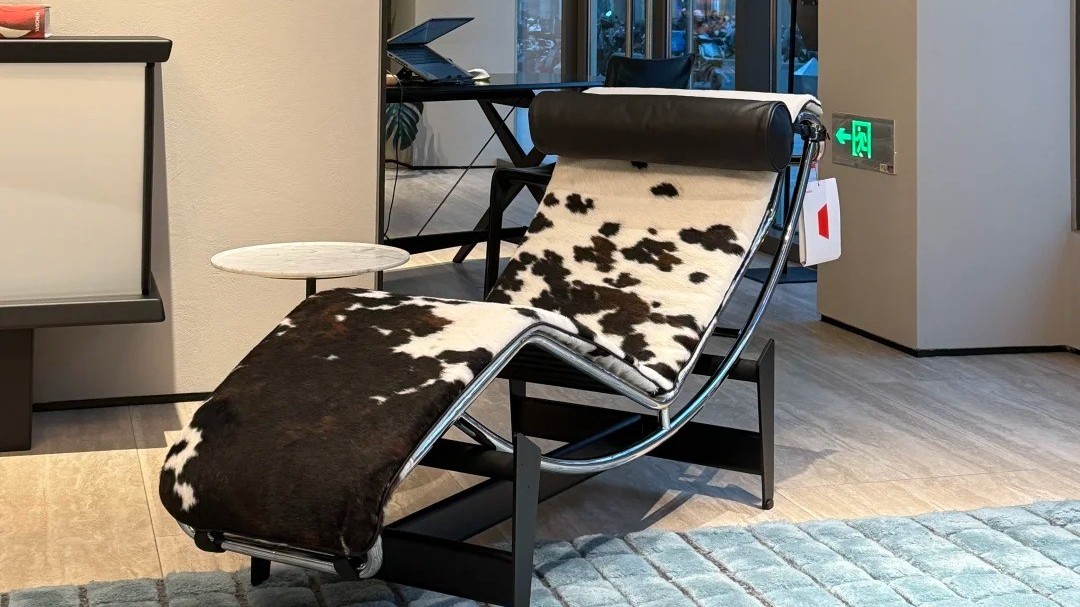 LC4躺椅定制工厂推荐？——德洛，为经典注入私人定制的灵魂